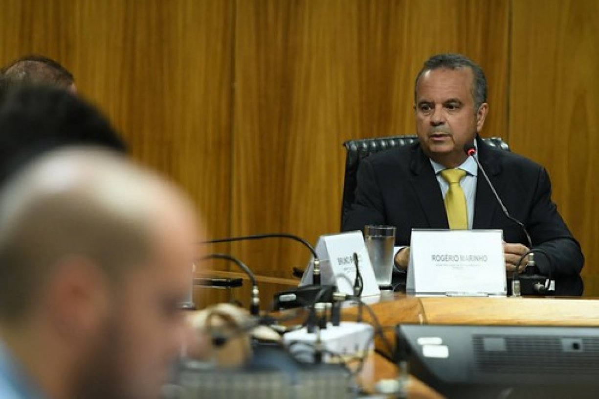 Governo vai selecionar funcionários aposentados para acelerar atendimento no INSS
