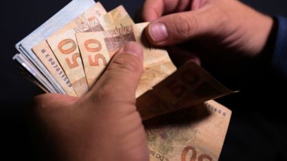 Governo adianta 13º salário de aposentados e pensionistas do INSS